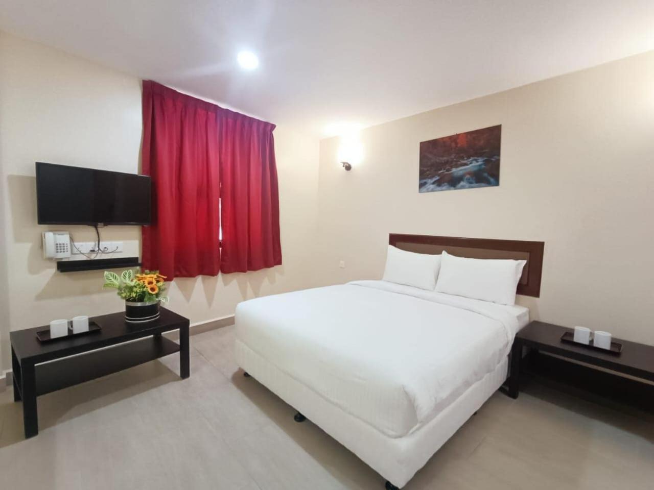 Capital O 90897 Island City Hotel George Town Exteriör bild