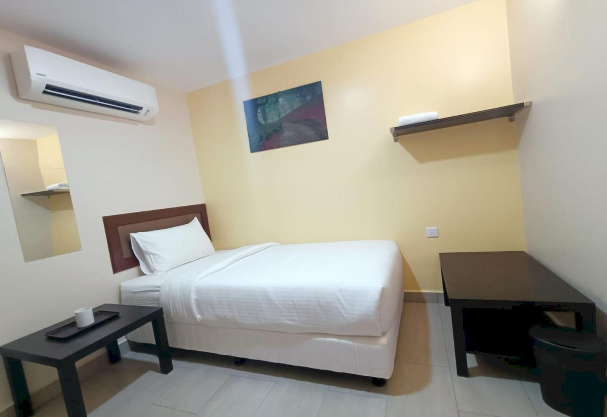 Capital O 90897 Island City Hotel George Town Exteriör bild