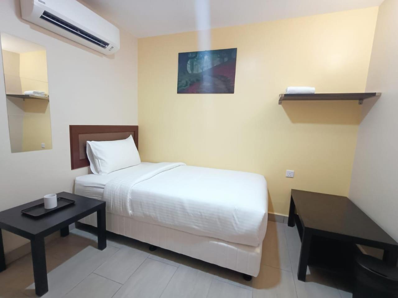 Capital O 90897 Island City Hotel George Town Exteriör bild