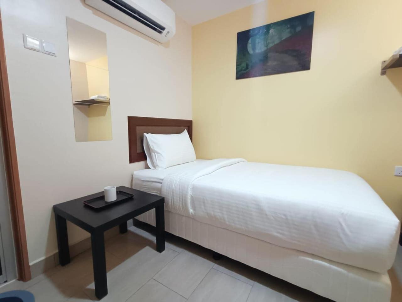 Capital O 90897 Island City Hotel George Town Exteriör bild
