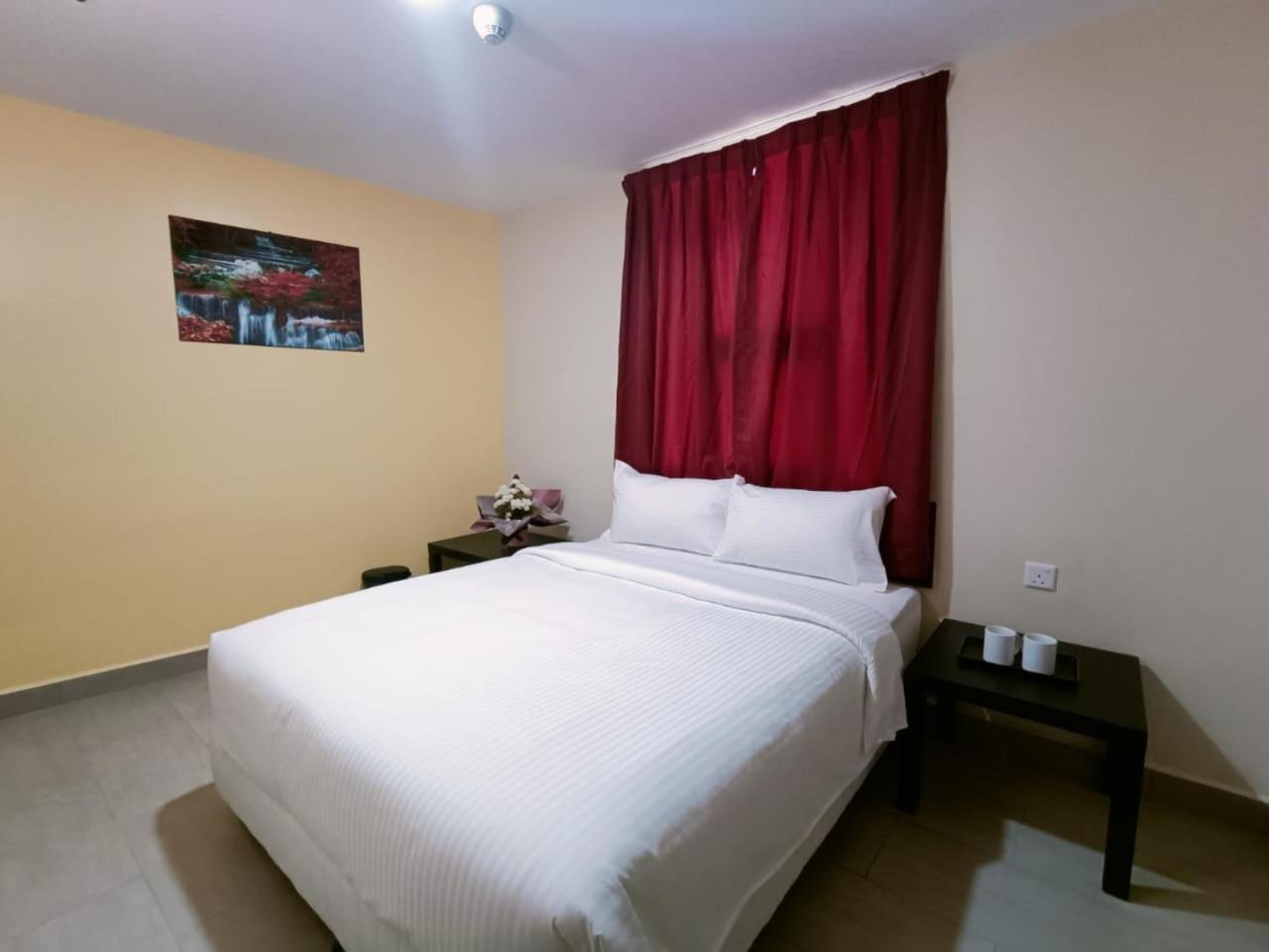 Capital O 90897 Island City Hotel George Town Exteriör bild