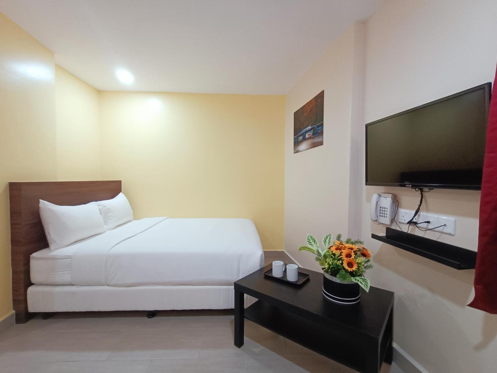 Capital O 90897 Island City Hotel George Town Exteriör bild