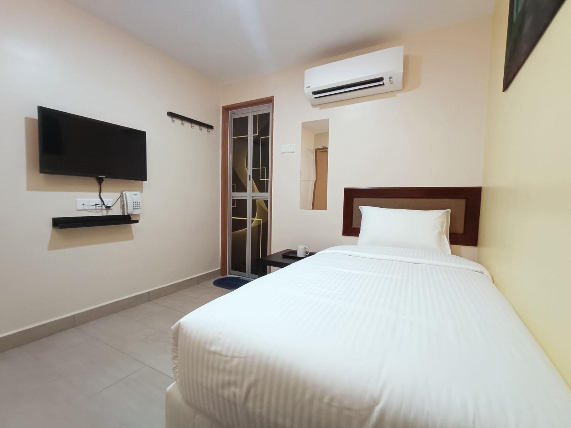 Capital O 90897 Island City Hotel George Town Exteriör bild