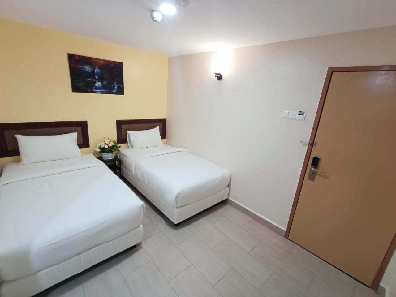 Capital O 90897 Island City Hotel George Town Exteriör bild