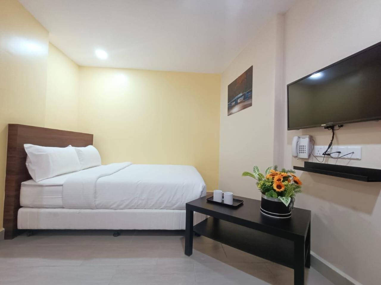 Capital O 90897 Island City Hotel George Town Exteriör bild