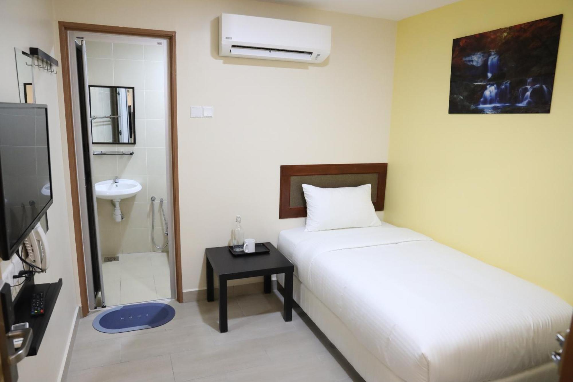 Capital O 90897 Island City Hotel George Town Exteriör bild