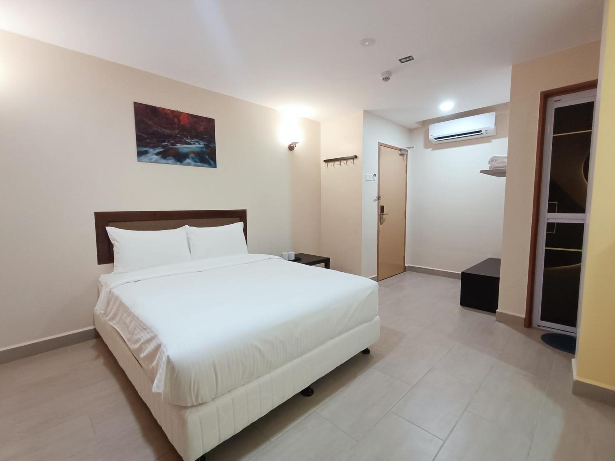 Capital O 90897 Island City Hotel George Town Exteriör bild