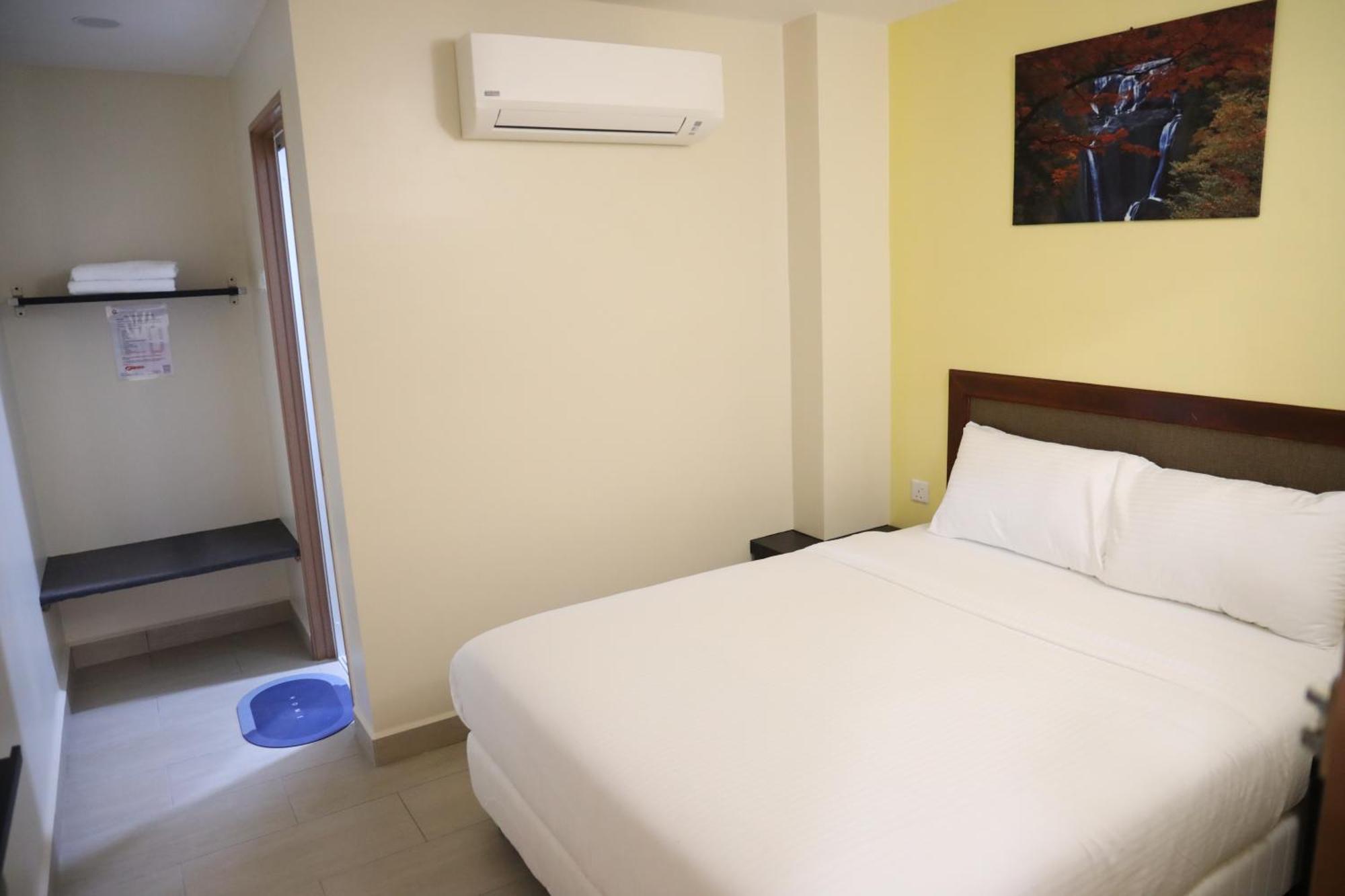 Capital O 90897 Island City Hotel George Town Exteriör bild