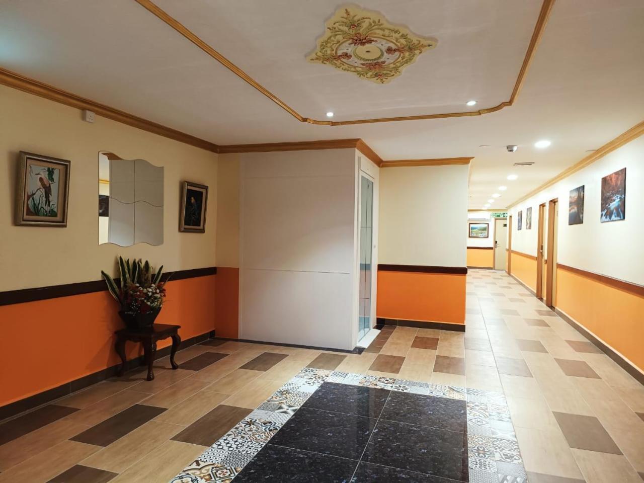 Capital O 90897 Island City Hotel George Town Exteriör bild