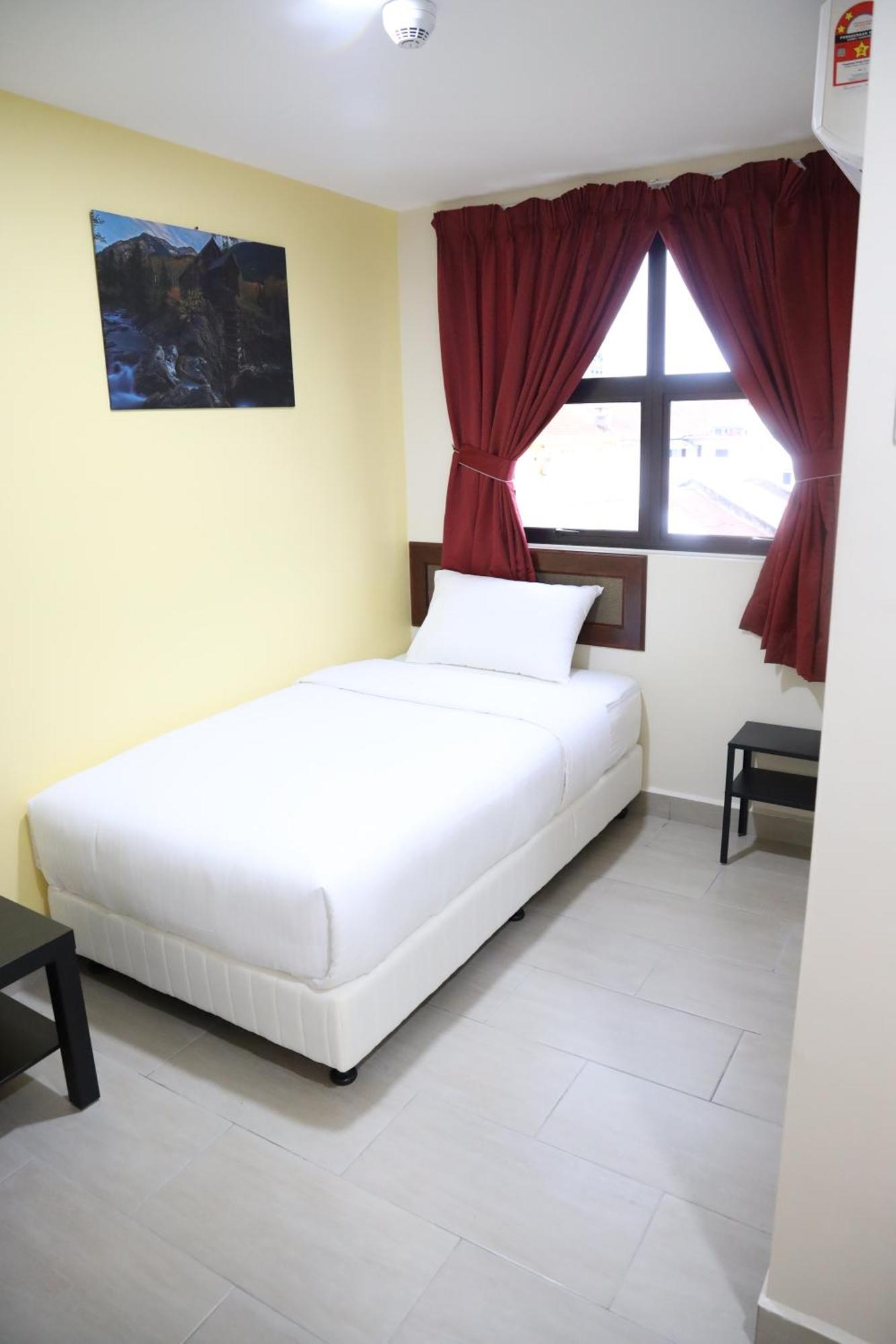 Capital O 90897 Island City Hotel George Town Exteriör bild