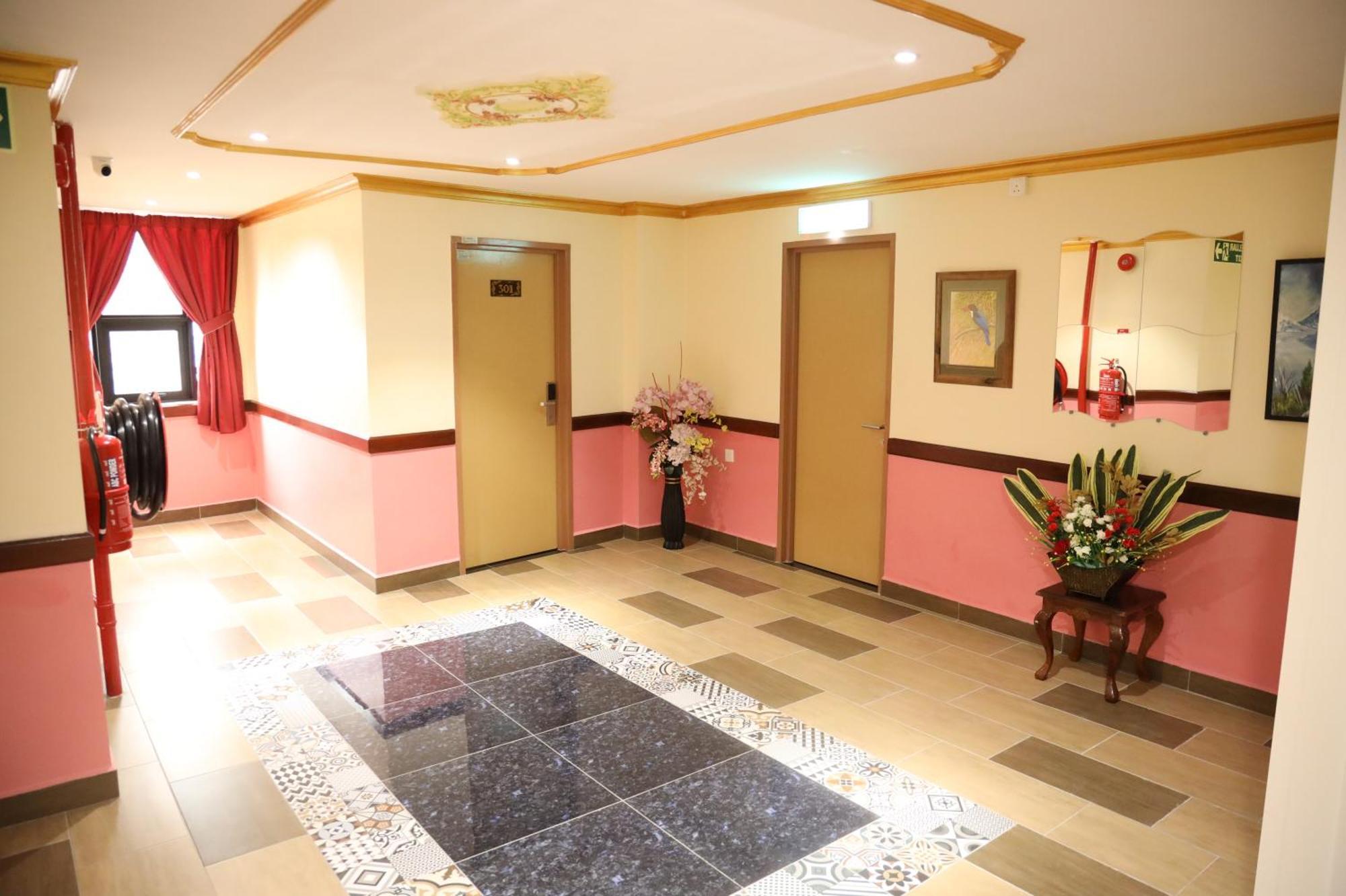 Capital O 90897 Island City Hotel George Town Exteriör bild